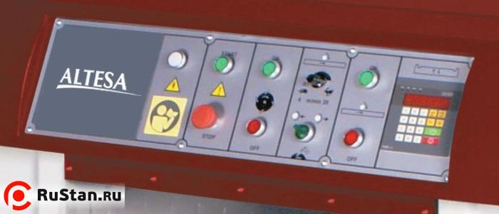 Эргономичный пульт управления расположен на передней панели станка. Все настройки и регулировки осуществляются с центрального пульта. фото №3 ALTESA PS-630E фото №3